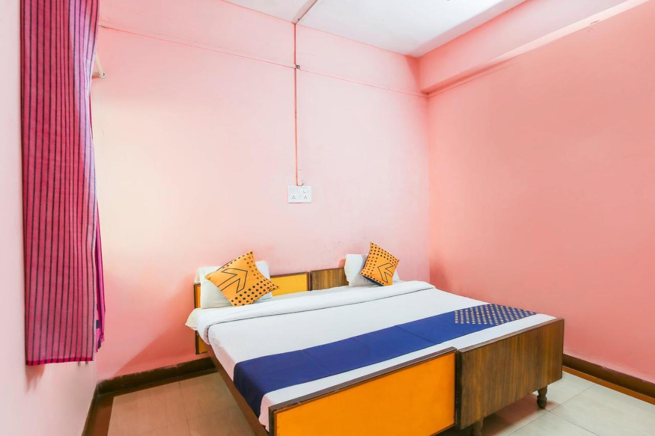 Spot On 67211 Hotel Gokul Daman Eksteriør bilde