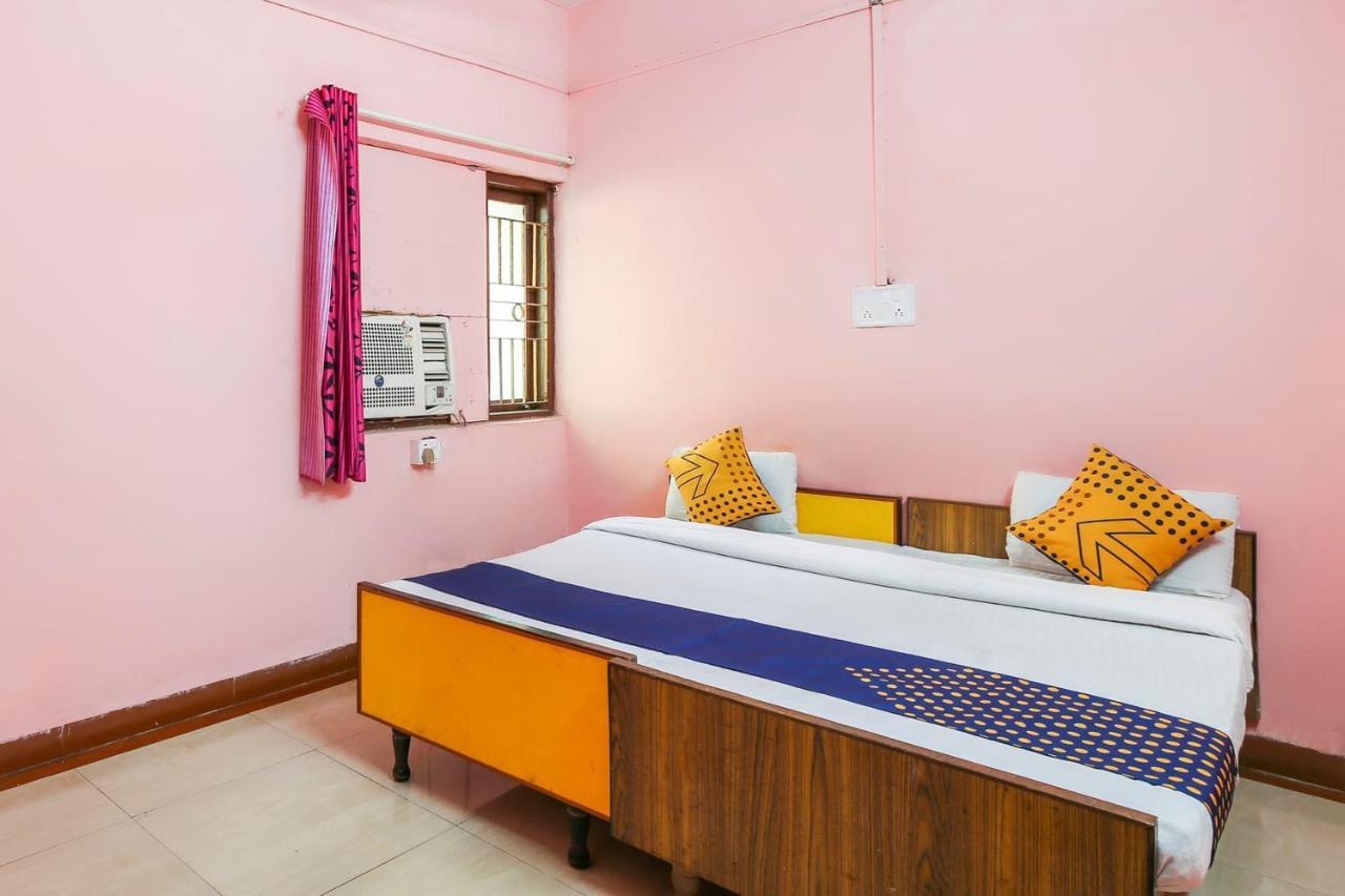 Spot On 67211 Hotel Gokul Daman Eksteriør bilde